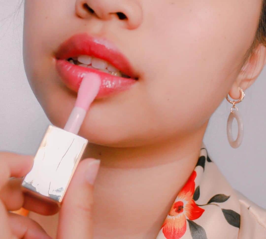 ClarinsUKさんのインスタグラム写真 - (ClarinsUKInstagram)「"It has no bitter taste and it's also not too sticky. This lip oil is lightweight on lips, and it's also enriched in plants 🌱 " - @jonshellbagnas  Jonshell wears Lip Comfort Oil in shade 04 Candy 🍭  #LipComfortOil #Clarins #ClarinsMakeup」7月5日 18時01分 - clarinsuk