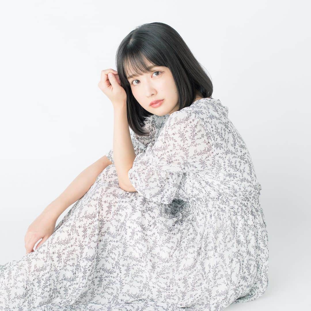 髙橋明日香のインスタグラム：「久々すぎるインスタ更新。 プロフィール新しくしました。  先日作品撮りで撮っていただいた写真(^ ^) 素敵な写真たくさん撮ってもらったので、ぼちぼちUPします。  #プロフィール写真  #久々の投稿  #作品撮り」