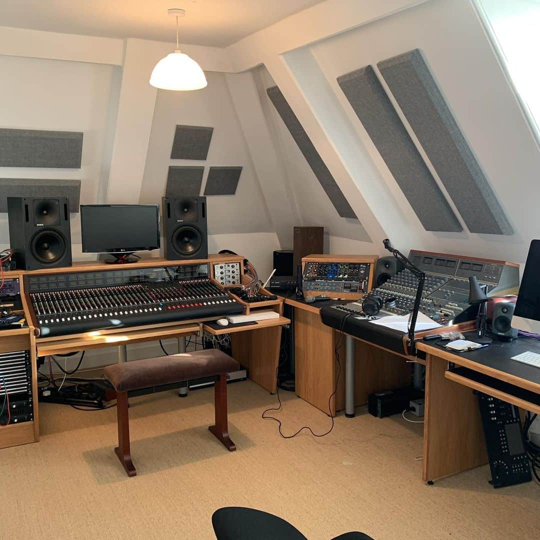 ピート・タウンゼントさんのインスタグラム写真 - (ピート・タウンゼントInstagram)「In lockdown I’ve been writing. But also finishing off a small but powerful old style new home studio at the very top of the house. All my first studios in the ‘60s were on top floors. This studio has taken me a very long time to complete and I’m still waiting to bring up the central 24 track tape machine. Why tape? Not for the sound. Rather for the process of recording demos in layers. I want to emulate the work I did on the demos of Quadrophenia. A lot of that work would have been much easier with a computer, but maybe less loose and edgy. Using the same kind of equipment I used to write Q. Needless to say carrying all this gear up 100 stairs has kept me fit. Do any of you modern studio producers still work with tape? EVER!!? . . . . . . #oldschoolrecording #multitracktaperecording #studiointheattic #quadrophenia #arp2600 #emsvcs3 #lowreyberkshire #gibsonj200 #gibsonsg」7月5日 17時58分 - yaggerdang