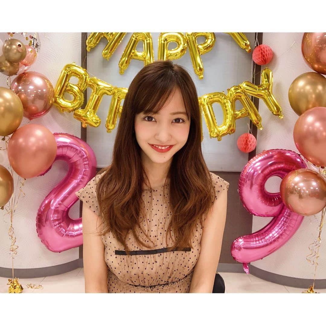 板野友美さんのインスタグラム写真 - (板野友美Instagram)「誕生日当日は、 ファンクラブ『T's PAЯTY』 生配信で、ファンの皆さん そして、事務所のスタッフさんに お祝いしてもらいました🎂💕  風船も用意してくれて 本当に可愛い。。  こんな時ですが、 皆さまにお祝いしてもらって 幸せです🍀😚💓  ありがとうございます！  #誕生日 #Ts PAЯTY #ファンクラブ」7月5日 18時04分 - tomo.i_0703