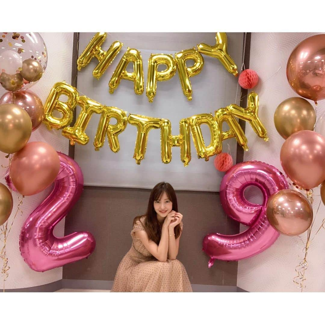 板野友美さんのインスタグラム写真 - (板野友美Instagram)「誕生日当日は、 ファンクラブ『T's PAЯTY』 生配信で、ファンの皆さん そして、事務所のスタッフさんに お祝いしてもらいました🎂💕  風船も用意してくれて 本当に可愛い。。  こんな時ですが、 皆さまにお祝いしてもらって 幸せです🍀😚💓  ありがとうございます！  #誕生日 #Ts PAЯTY #ファンクラブ」7月5日 18時04分 - tomo.i_0703