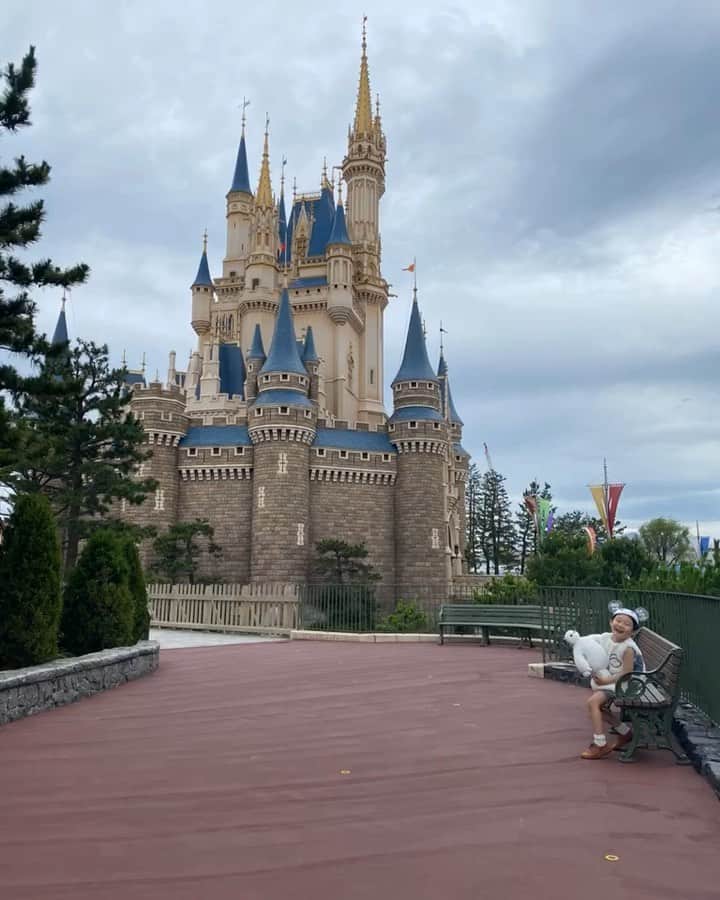 tiahy__のインスタグラム：「Disneyland. . . .  コロナウイルスにより保育生活最後の卒園遠足のDisneylandが中止になりました. . . 元気がない時、辛い時、悲しい時、いつもDisney resortに行き、たくさん元気をもらってきました. .  Stay Homeで、大好きなDisney resortに行けなくなった間、おうちディズニーをたくさんしました. . . そして休園してから4ヶ月. . . 今日、ここに、大好きな大好きなこの場所に、 taiちゃんは居ます. . . 今日はtaiちゃんの頭に小さなカメラを取り付けました. . . 小さな小さなtaiちゃんの目には、 こんなにも、 素晴らしい世界が広がっていました. . . taiちゃんの満面の笑みをこんなにもたくさん見たのは、久しぶりです. . . Mickeyたちに会えた瞬間、 涙が溢れました. .  . . 安心で、安全に楽しむことができたのは、 感染対策を万全に準備してきてくださった、 Disneyに関わる全ての方々と、 今この場所で、 ゲストの安全を最優先して、 働いてくだっている、キャストの方々のおかげです. . . taiaは、大好きな大好きな大好きなDisneyの仲間たちに、 力いっぱい手を振り続けました. . .  素晴らしい夢の世界を、 本当にありがとうございました. . . あっという間に終わってしまった楽しい時間. それでも、今までで一番 心に残ったDisneylandでした. . . 息子が見たこの夢の国は、 やっぱり、本当に、素晴らしい、別世界でした. . . . Thank you so much. . #taiacostume #tokyodisneyland」