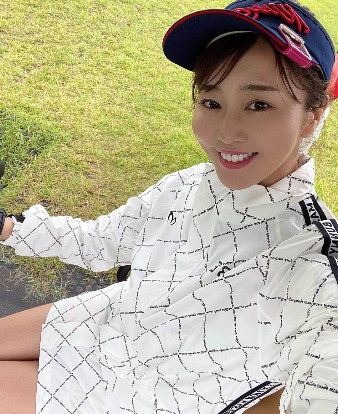 佐野真彩さんのインスタグラム写真 - (佐野真彩Instagram)「先日のゴルフ⛳️﻿ レインウェアは　@masterbunnyedition_official ﻿ のです🌂﻿ ﻿ 雨の日のゴルフはグリップが緩んで真っ直ぐ飛ばないし私には難しすぎた😭﻿ ﻿ この日は早々に切り上げ、近くの　#活き活き亭　で浜焼きを食べて帰りましたとさ😋🐚﻿ ﻿ ﻿ #木更津　#ゴルフ女子　#golfwear #レインウェア　#ゴルフウェア　#masterbunnyedition #浜焼き　#雨の日ゴルフ　 @daystar0211」7月5日 18時13分 - sano.maya