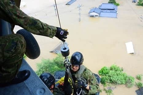 首相官邸さんのインスタグラム写真 - (首相官邸Instagram)「令和2年7月豪雨非常災害対策本部における#安倍総理 からの#メッセージ  九州地方の記録的な大雨による球磨川の氾濫や土砂災害により、大きな被害が生じています。 お亡くなりになられた方々にお悔やみを申し上げますとともに、被災された全ての方々に心よりお見舞いを申し上げます。 本日、非常災害対策本部を設置しました。 各位にあっては、先ほど決定した方針に基づき、被災者の救出救助に全力をあげるとともに、電気や水道等のライフラインの早期回復、被災者の支援等に全力で当たってください。 何よりも人命が第一です。孤立した住宅等からの救助、安否不明者の捜索に全力で当たってください。現在、警察、消防、海上保安庁、自衛隊の諸君が、４万人を超える体制で、懸命に、救命・救助活動や安否不明者の捜索にあたっています。 引き続き、浸水により孤立した住宅等からの救助、安否不明者の捜索に、夜を徹して全力で当たってください。 暑さが厳しくなる中、新型コロナウイルス感染症の拡大防止を含めた被災者へのきめ細かな支援は急務です。飲料水や食料はもとより、クーラー、段ボールベッドや非接触型体温計、布製パーテーション、簡易トイレといった物資を、プッシュ型で避難所に発送するほか、災害マネジメント総括支援員の派遣等、被災自治体への人的支援にも全力を挙げてください。 また、被災地では多くの家屋が浸水被害を受け、避難の長期化も予想されます。安心して滞在できる旅館やホテルの確保、公営住宅や公務員住宅、賃貸住宅によるみなし仮設の確保を早急に進めてください。 今回の雨による災害に関し、被災者へのきめ細やかな支援は急務です。政府として被災者支援を迅速かつ強力に進めるため、本日、各省横断の「被災者生活・生業再建支援チーム」を設置します。現在、現地に100名以上の政府職員を派遣しておりますが、必要に応じて、躊躇なく増強します。 また、被災者の生活を支援するため、本日、この後、即応予備自衛官の招集を閣議決定いたします。 被災地ではこれから明日にかけて大雨となる可能性があり、引き続き厳重な警戒を続ける必要があります。これまでに降った大雨により、地盤の緩んでいるところもあります。被災地の皆様におかれましては、引き続き、自治体からの情報に注意し、土砂災害や河川の氾濫などに十分警戒していただきますようお願いします。  @shinzoabe」7月5日 18時15分 - kantei