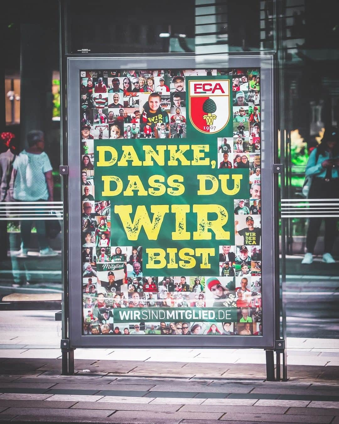 FCアウクスブルクさんのインスタグラム写真 - (FCアウクスブルクInstagram)「DANKE, dass Du WIR bist! 🤩 Habt Ihr Euer Foto in der Stadt schon entdeckt? 😎 #FCA #FCA1907 #fcaugsburg #WIRderFCA #Mitglied」7月5日 18時15分 - fcaugsburg1907