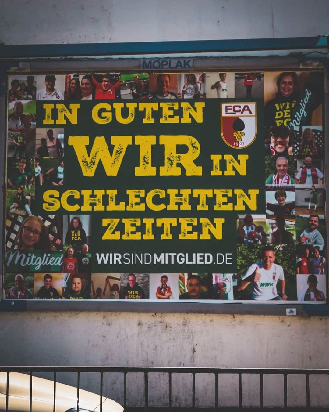 FCアウクスブルクさんのインスタグラム写真 - (FCアウクスブルクInstagram)「DANKE, dass Du WIR bist! 🤩 Habt Ihr Euer Foto in der Stadt schon entdeckt? 😎 #FCA #FCA1907 #fcaugsburg #WIRderFCA #Mitglied」7月5日 18時15分 - fcaugsburg1907