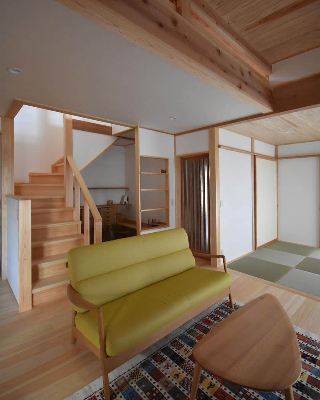 感響の家　内保製材株式会社さんのインスタグラム写真 - (感響の家　内保製材株式会社Instagram)「味わい深い木の家で子どもを育てたい。  家族のくつろぎの間の一角にある書斎。階段下を利用した、ちょっとした籠り空間です。（滋賀長浜・S様邸）  . ほかの写真はこちら @kankyo_no_ie  . #内保製材 #感響の家 #エアパス #イロハ #滋賀 #長浜 #彦根 #米原 #湖北 #工務店 #注文住宅 #住宅 #新築 #リノベーション #一戸建て #建築 #マイホーム #家 #インテリア #家づくり #暮らし #住まい #自由設計 #自然素材 #無垢 #木の家 #漆喰  #在宅ワーク #共働き #書斎」7月5日 18時17分 - kankyo_no_ie