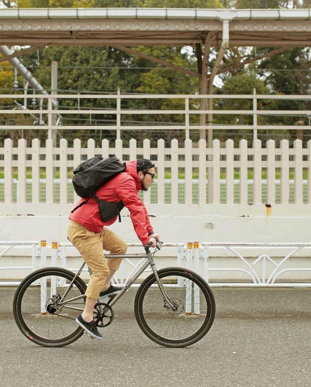 narifuri_japanさんのインスタグラム写真 - (narifuri_japanInstagram)「『ツーキンツール』"収納"攻略アイテム﻿ ・﻿ 自転車通勤中のヒントを元に生まれた”ショルダー収納付き”バックパックはストップ＆ゴーが多い自転車通勤で短時間で荷物の出し入れがクイックにできるバッグ。﻿ ﻿ ■NF8020:ショルダーポケットデイバック﻿ ﻿ ﻿ #ツーキンツール﻿ #narifuri﻿ #ナリフリ」7月5日 18時17分 - narifuri_japan