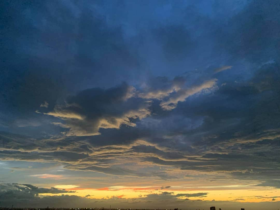 土屋太鳳さんのインスタグラム写真 - (土屋太鳳Instagram)「写真は一足早く夕焼け。 これは昨日の空で、家族から送られてきました。 今日の東京は晴れているのですが、 この夕日の方向にある九州では 雨の予報が続くようです。 舞台挨拶やエキストラさんとしての参加、 そして Taohoney & moonのファンミーティングなどに 九州から参加してくださってるかたも たくさんいらっしゃいますし、 ブログやインスタにも 九州に住んでいらっしゃるかた、 御家族がいらっしゃるかたが コメントをくださってるので本当に心配です。 どうかどうか、安全に気を付けてください…！ そして せっかくの満月、 しかも今夜は 木星が近くに見えるそうなので 雨雲が少しでも落ち着きますように。 . 満月が昇る頃、東京では 都知事選の開票が進むと思いますが 選挙のたびに私は 映画「鈴木先生」を思い出します。 選挙は人気投票じゃないという、 字で書くと、そりゃそうでしょ！と思うけれど じゃあ実際に自分がどう判断してるのか？ と考えると、 うーん…となってしまう 大切なテーマを描いた作品でした。 投票は午後8時まで。 自分なりに考えようと思います。」7月5日 18時27分 - taotsuchiya_official