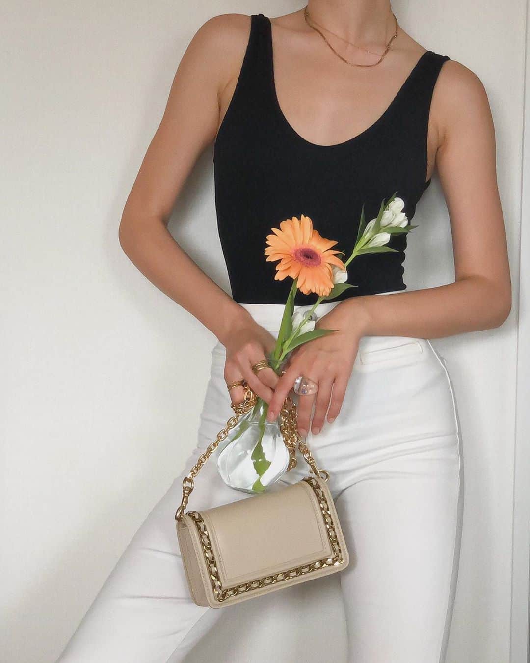 岩崎志保のインスタグラム：「💐 前にこのトップスの質問来てたけど @hm のボディースーツだよ！ボディースーツラバーなので何着も持ってる♡」