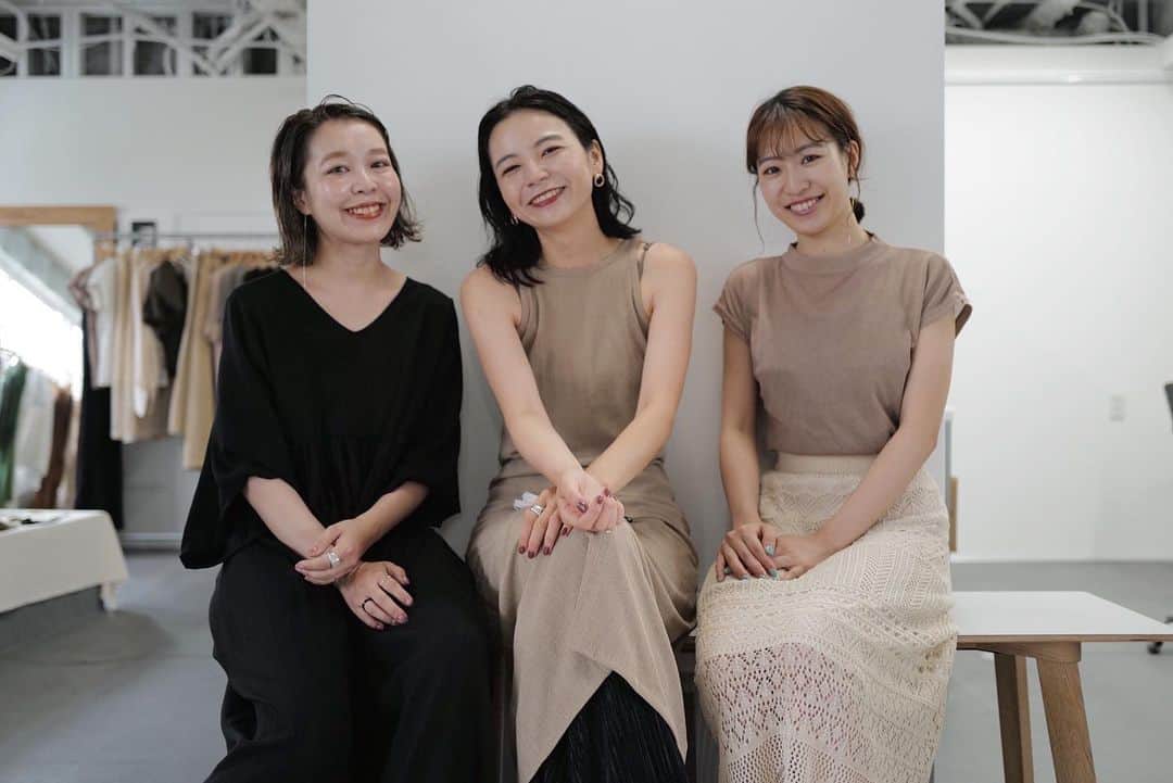 北岡りえのインスタグラム：「お行儀よく撮ってもらいました🎞  このあと年代別のピースになったね✌︎  #明日もこの３人で和気藹々とお待ちしてます👗」