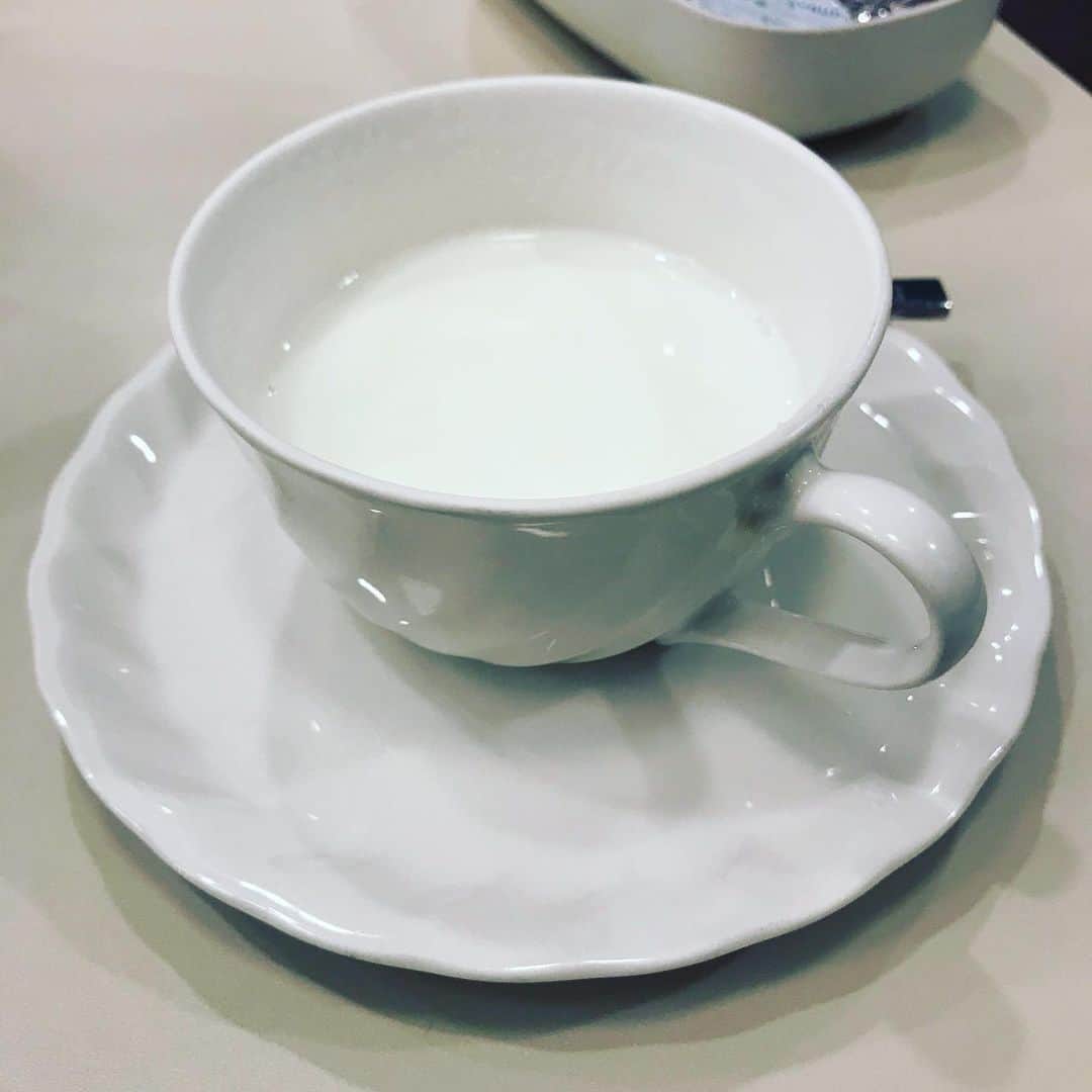 田中卓志さんのインスタグラム写真 - (田中卓志Instagram)「ルノアールに来たら、紅茶じゃなくてホットミルク頼んじゃうんだよね😚ホッ  #アンガールズ #アンガールズ田中 #ホットミルク」7月5日 18時29分 - ungirls_tanaka