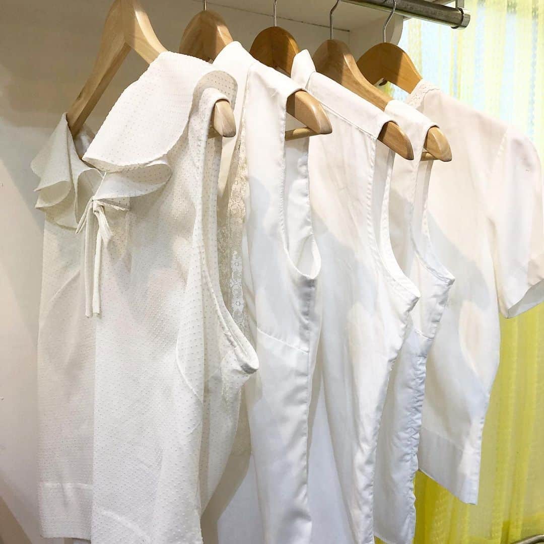 NUTTY Vintage&Collectibleのインスタグラム：「🌼NEW ARRIVAL🌼 ㅤㅤㅤㅤㅤㅤㅤㅤㅤㅤㅤㅤㅤ ☑︎vtg white shortsleeve&sleeveless blouse ㅤㅤㅤㅤㅤㅤㅤㅤㅤㅤㅤㅤㅤ いよいよ夏本番！🌴☀️ 暑〜〜い時期に着たいのは、女優さんみたいな真っ白なブラウス♡ 毎年人気のこちら、沢山ご用意いたしました💐💐 お探しの際は是非お声がけください☺️ ㅤㅤㅤㅤㅤㅤㅤㅤㅤㅤㅤㅤㅤ ------------------------------------- 🛍NUTTY通販について🛍 ------------------------------------- ◎掲載商品は全て通販可能となっておりますので、詳細はDMにてお気軽にお問い合わせくださいませ。また、ONLINE STOREに随時商品を掲載しております。商品詳細も記載しておりますので、是非ご利用くださいませ。 🔎 http://nutty.theshop.jp/ （ プロフィールページURLよりjump🕊） ㅤㅤㅤㅤㅤㅤㅤㅤㅤㅤㅤㅤㅤ ◎ご自宅でもお買い物をお楽しみいただけるVIDEO CHAT SHOPPING📺テレビ電話をお繋ぎして、リアルタイムでご案内いたします。詳細は過去の投稿をご覧ください。」