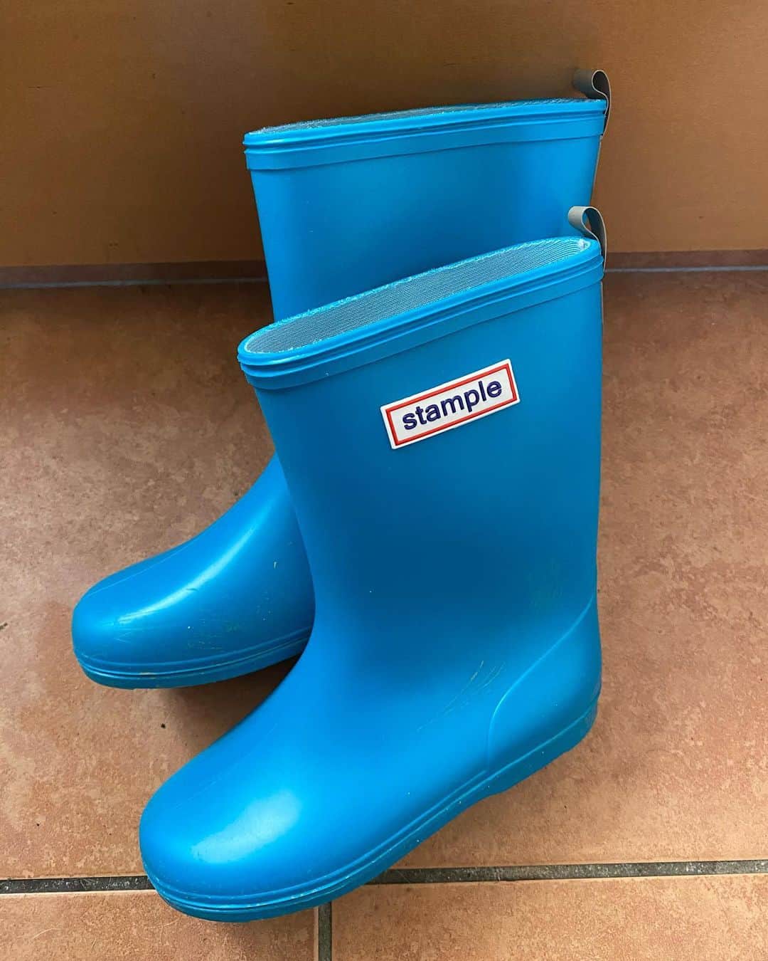 ミノルクリスさんのインスタグラム写真 - (ミノルクリスInstagram)「雨の日 去年サイズ間違えて大きいの買ってた長靴の出番がついにやって来た今週。 #stample」7月5日 18時32分 - djminoruchris