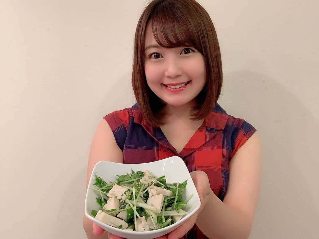 嶋梨夏さんのインスタグラム写真 - (嶋梨夏Instagram)「「簡単水菜と鶏のサラダ」です🥗💓《作り方★サラダチキンをレンジでチンして一口サイズに切ったら、水菜を丁度良い長さに切ってボウルに入れて、ごま油とお塩を好きな量加えて混ぜ合わせます。最後に白ごまをパラパラ振りかけて完成です👩🏻‍🍳✨》ごま油×塩で間違いない味になるし、プラス1品欲しい時にパパッと作れて簡単美味しいです🥳✨✨✨ . . . . . #おうち時間 #stayhome #おうちごはん #自炊 #簡単レシピ #簡単サラダ #サラダ #水菜 #サラダチキン #アラサー女子 #丸顔 #ショートボブ #ぷに子 #ぽっちゃり #photooftheday #JAPAN #japanesegirl #avex #avexmanagement #instagood #followme #シマリカご飯 #しまりか手乗りごはん #ricashima #嶋梨夏」7月5日 18時33分 - shimarica_jp