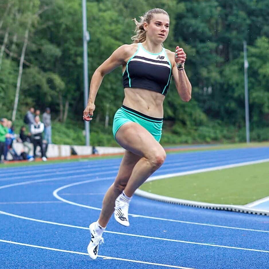 ラウラ・デ・ウィットのインスタグラム：「Yesterday I ran my first 400m of this 2020 season & it was so much fun to be back🖤💚🤍 Photo by @larsvanhoeven 📸」