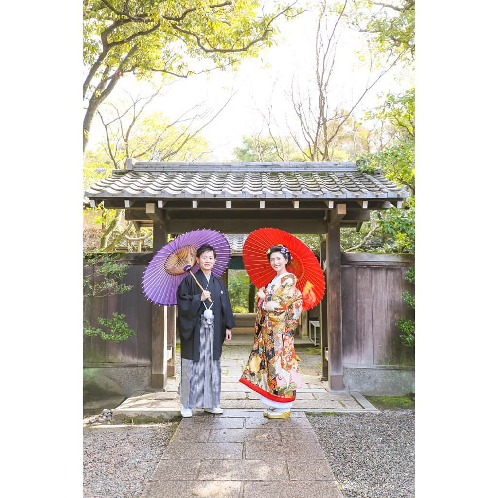 家族挙式さんのインスタグラム写真 - (家族挙式Instagram)「. 真っ赤な和傘に刺繍が入った色打掛﻿ おもわずうっとり♡﻿ とてもお似合いですね！﻿ おふたりの特別な日だからこそ﻿ 特別な思い出を形に♪﻿ ﻿ 会場：#スタジオファミリア博多﻿ ﻿ -------------------﻿ ﻿ 【2020年7月末まで！】﻿ ﻿ \年内実施の会食•披露宴プランお申し込みで/﻿ ✳︎挙式スナップ写真 60カットプレゼント✳︎﻿ ﻿ ▽詳しくはTOPのリンクから❁﻿ >>> @kazoku_wedding﻿ ﻿ -----------------------﻿  @kazoku_wedding をフォローして、﻿ #家族挙式 でお写真を投稿してくださいね＊*﻿ _______________________ ﻿ ❁テレビCM放映中 ▹▸ ”家族挙式ベスト”なら﻿ 【挙式・衣裳・美容・写真】が含まれたプランが99,000円〜叶います＊﻿ ▽予約はTOPのリンクから❁﻿ >>> @kazoku_wedding﻿ -------------------﻿ #家族挙式 #ベストアニバーサリー﻿ #家族 #Family #家族婚﻿ #bestanniversary #少人数婚﻿ #ウェディング #結婚式準備﻿ #結婚式 #フォトウェディング﻿ #プレ花嫁 #卒花﻿ #日本中のプレ花嫁さんと繋がりたい﻿ #花嫁 #卒花嫁 #国内挙式﻿ #weddingdress #ウェディングドレス﻿ #プラコレ #Dressy花嫁﻿ #2020秋婚 #2021春婚﻿ #2021夏婚 #2020冬婚﻿ #前撮り﻿ #和婚﻿ #和装ヘア  #日本庭園」7月5日 18時40分 - kazoku_wedding