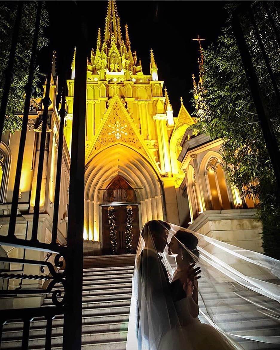 Photopla+（ フォトプラ ）さんのインスタグラム写真 - (Photopla+（ フォトプラ ）Instagram)「. こちらのお写真は﻿ @miii_wedding_1118 さん﻿ リグラムさせていただきました﻿ 素敵なお写真ありがとうございます＊﻿ ﻿ ベールに包まれたお二人がとてもロマンチック…♡﻿ ﻿ ベールと荘厳な大聖堂の組み合わせの﻿ 神秘的な雰囲気に思わず﻿ 圧倒されてしまいそうです✳︎﻿ ﻿ 撮りたいお写真のイメージなど、﻿ ぜひお聞かせくださいね**﻿ ﻿ ＞＞＞ #スタジオファミリア東京ベイサイド﻿ ﻿ 『写真だけは残したい』方へ＊*﻿ Webから撮影予約できます⚐﻿ @photopla_wedding﻿ ﻿ ——————————﻿ @photopla_weddingをフォローして、﻿ 『#フォトプラ花嫁』『#フォトプラ』の﻿ タグをつけて写真をUPしてみて･ﾟ｡﻿ _________________________﻿ ﻿ オシャレでイマドキな﻿ ウェディングフォト発信中♥﻿ ﻿ 『#フォトプラ花嫁』『#フォトプラ』の﻿ タグをつけて写真をUPしてみて･ﾟ｡﻿ フォトプラのIGでリグラムされるかも♪♪﻿ ﻿ #結婚式 #結婚式準備 #プレ花嫁﻿ #卒花 #前撮り #ロケフォト﻿ #日本中のプレ花嫁さんと繋がりたい﻿ #プラコレ#ウェディングニュース﻿ #ベストアニバーサリー #wedding ﻿ #2020秋婚﻿ #2020冬婚 ﻿ #2021春婚﻿ #2021夏婚﻿ #ウェディングレポ #婚約 #婚約中﻿ #ロケーションフォト﻿ #photopla #ウエディングフォト﻿ #フォトウェディング　﻿ #オリジナルウェディング﻿ #撮影指示書﻿ #青山セントグレース大聖堂﻿ #ナイトフォト」7月5日 18時41分 - photopla_wedding