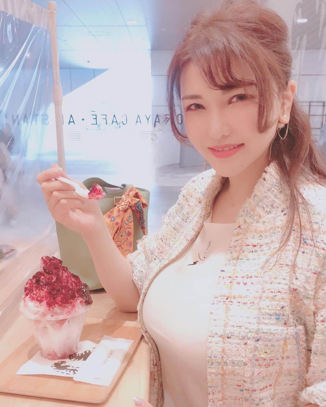 沖田杏梨さんのインスタグラム写真 - (沖田杏梨Instagram)「Toraya Cafe's Shaved Ice is really good with smooth sweet bean paste😋 虎やカフェのこしあん入りかき氷美味しかった〜🍧  #anriokita #shavedice #torayacafe  #こしあんが合う」7月5日 18時41分 - anri_okita