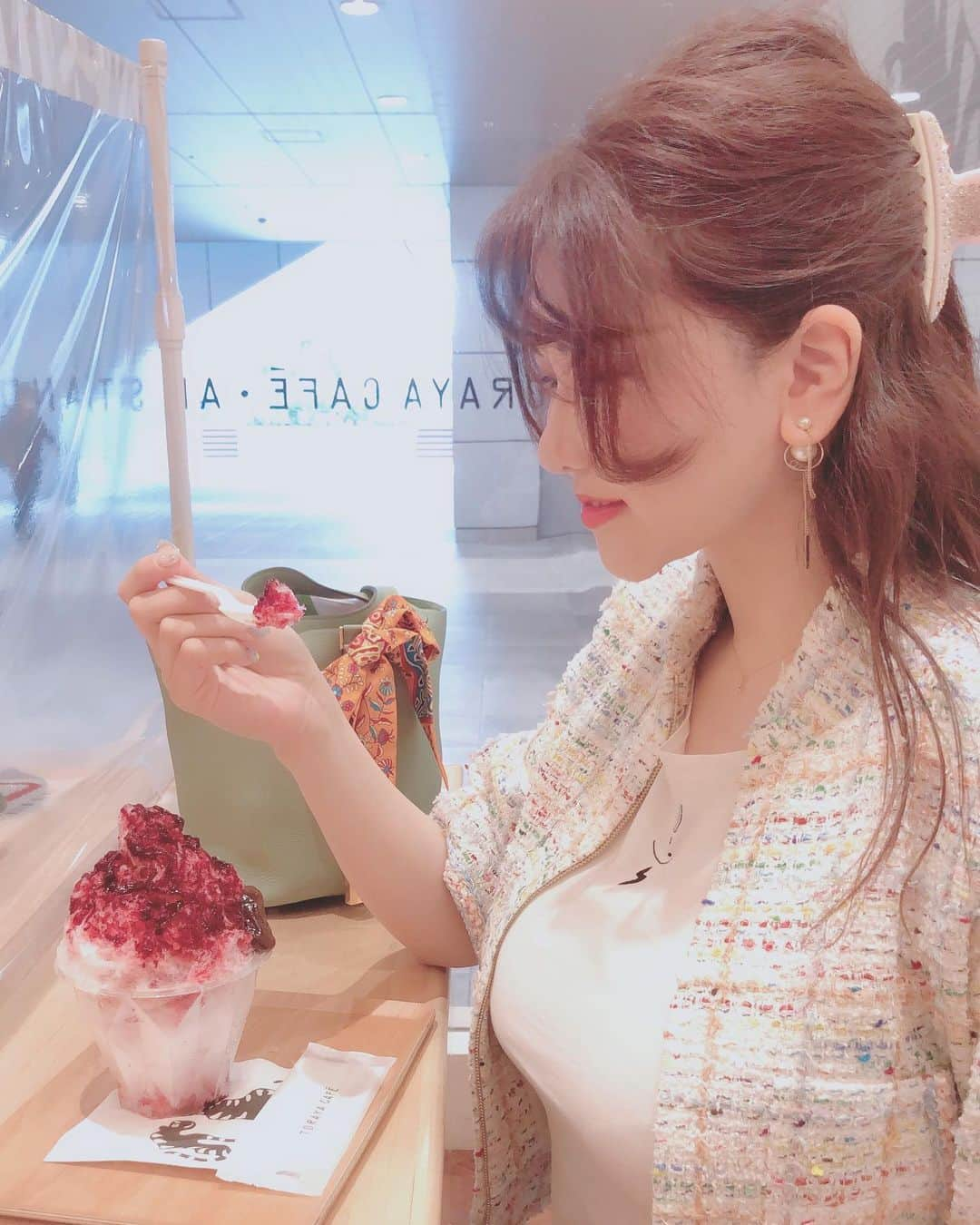 沖田杏梨さんのインスタグラム写真 - (沖田杏梨Instagram)「Toraya Cafe's Shaved Ice is really good with smooth sweet bean paste😋 虎やカフェのこしあん入りかき氷美味しかった〜🍧  #anriokita #shavedice #torayacafe  #こしあんが合う」7月5日 18時41分 - anri_okita