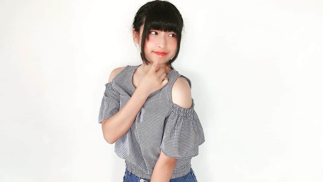 りりりのインスタグラム：「夏🌞🏄‍♀️🏖👙🐳🐚⛵️ ・ ・ 一年中日焼けしてる系女子のりりりですꈍ .̮ ꈍ 毎日日焼け止め塗ってるんやけどナンデなん。。。😰  夏休みが一週間しかないので、今年は友達と遊んだりとかは出来なさそうで悲しいです🥺🥺  一週間って… 短すぎィーーーーー(´°̥̥̥̥̥̥̥̥ω°̥̥̥̥̥̥̥̥｀) 受験もあるし、、、勉強せねば🥺✊  みんなは最近いかがお過ごしですか❔❔❔❔ ・ ・ #りりり #夏 #海 #プール #行きたい #行けたらいいな #日焼け #日焼け止め #肩出しコーデ」