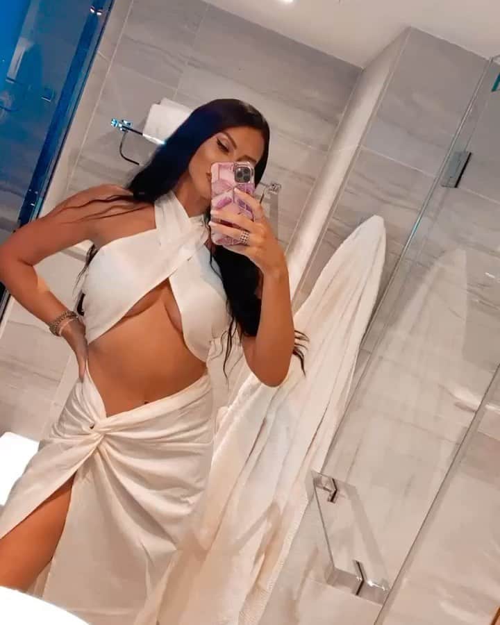 アリス・グッドウィンのインスタグラム：「Shoot for the stars, aim for the moon 🧚‍♂️」