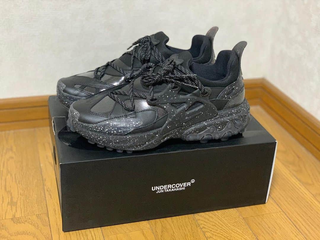 のインスタグラム：「「REACT PRESTO×UNDER COVER」🦿🌑 . . 「サブカル女子を目指そう！と思い、まずサブカルをGoogleに聞くところから始める垢抜け前の彼女」のような一足。 . . . #空想キックス #このタイプはテスト前に頭いいやつに要点聞きに行く #あとサブ垢のフォロワーは6 #あとアサイーは2日で飽きてる #あと観たい映画もDVDレンタル開始まで待てる #あとnetflix民を増やすために周りを巻き込んでる #あくまで空想ですが」