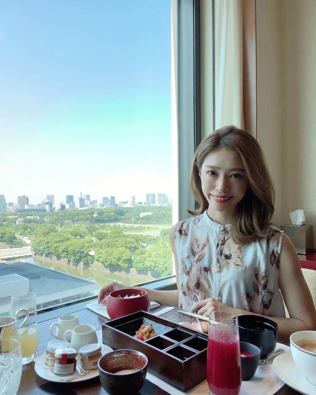 石黒美帆のインスタグラム：「*﻿ *﻿ ホテルステイ☺︎﻿ コロナの影響で朝食はお部屋、﻿ コミュニケーションはLINEでと徹底されていました🤲﻿ ﻿ ﻿ ﻿ ﻿ ﻿ ﻿ #peninsula#peninsulatokyo#penmoments#gm#staycation#hotelstay#breakfast#tabijyo#genic_hotel#ペニンシュラ#ペニンシュラ東京#ホテルステイ#タビジョ#朝食#ステイケーション」