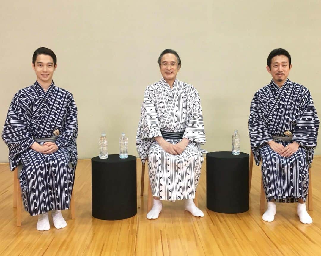 片岡千之助のインスタグラム：「今夜　7月5日（日) 20時〜 イープラス有料視聴チケット制のライブ・ストリーミング・サービス「Streaming+（ストリーミングプラス）」で歌舞伎夜話特別編「歌舞伎家話第五回」が配信されます。 今回は祖父と父と三代で出演させていただきます！　  舞台とは違うトークショーという形で皆様にお会いできること楽しみにしております！　 よろしくお願い致します！  詳細はプロフィール欄のリンクに あるのでそちらからぜひご覧ください！  #片岡仁左衛門 #片岡孝太郎 #片岡千之助」