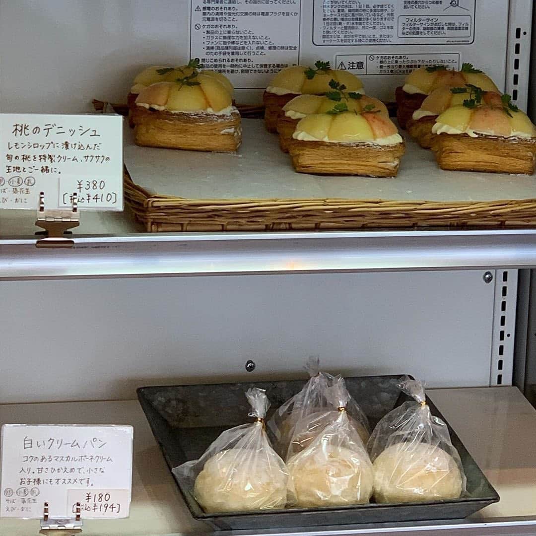 ナゴレコさんのインスタグラム写真 - (ナゴレコInstagram)「「桃のデニッシュ」﻿ リポスト✒︎岐阜県高山市にある人気パン屋、トランブルーさんで修行を積まれた方のお店、ピク・ニケさんの桃のデニッシュ🍑🥐﻿ ﻿ 一宮市にあるピク・ニケさんはオープン直後から大行列の人気店👏🏻💯中でも人気の『桃のデニッシュ』はすぐに売り切れるようです😳🍑﻿ ﻿ フルーツのデニッシュは季節ごとに変わるようで、先月から桃が始まりました🍑🎶パンの種類も豊富で見た目もとても美しいですね🥐✨﻿ ﻿ 写真からもデニッシュのサクッという音が聞こえてきそうですね🤤🙏🏻是非一度食べてみたいです😎💫　　﻿ ﻿ @nagoya_tabestagram さん、#ナゴレコ ありがとうございます⭕️﻿ ﻿ Repost @nagoya_tabestagram ・・・﻿ ﻿ 💛﻿ .﻿ 【Pique-niquer】﻿ ﻿ 一宮市住吉１丁目２３−１﻿ .﻿ @piqueniquer .﻿ ﻿ 高山の大人気店 トラン・ブルーで修行された方が営んでいるお店。﻿ もちろん こちらも大人気店！﻿ .﻿ 桃のデニッシュが始まったので行ってきました🍑﻿ .﻿ 桃自体がすごく甘みがあるのに﻿ レモンシロップの酸味がまたまた桃の甘みをアップさせていて本当に美味しかったです！！﻿ .﻿ 1家族 3個まで購入できます。﻿ .﻿ 白いクリームパンも写真撮り忘れましたが﻿ 買ってきました！﻿ .」7月5日 18時57分 - nagoya_food