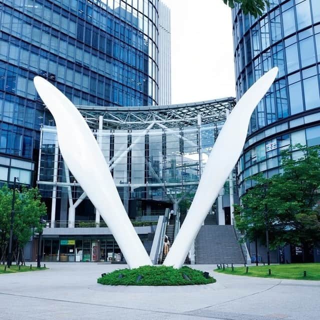 ブルータスさんのインスタグラム写真 - (ブルータスInstagram)「【東京の正解★発売中】 ０円で堪能できる東京のパブリックアート。 東京ガーデンテラス紀尾井町の名和晃平《White Deer》。六本木ヒルズ ロボロボ園のチェ・ジョンファ《ロボロボロボ》。ワテラス神田淡路町の鴻池朋子《ワイルドシングス−地形の魔力》。 屋外ならではのダイナミックな彫刻作品を見に行ってみよう。 #BRUTUS #東京の正解 #東京 #art #アート」7月5日 19時00分 - brutusmag
