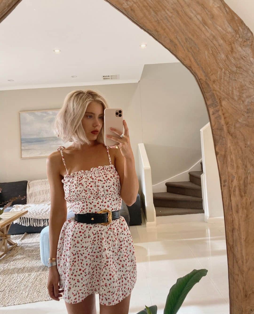 Beginning Boutiqueさんのインスタグラム写真 - (Beginning BoutiqueInstagram)「Sunday drinks 🍹 Babe @laurajadestone wearing our Want You Back Mini Dress White Floral!」7月5日 19時01分 - beginningboutique