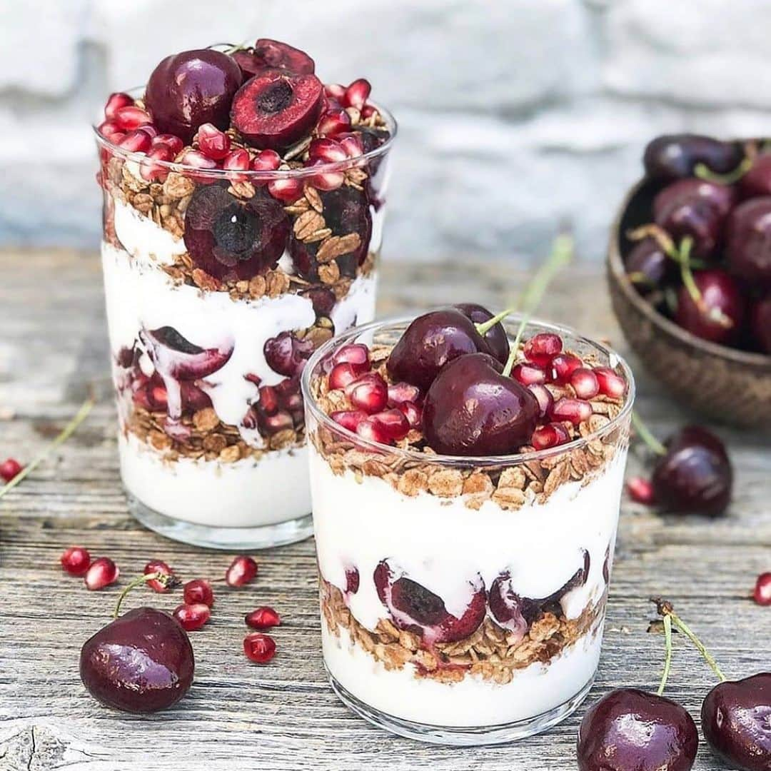 ルイス・グローバーさんのインスタグラム写真 - (ルイス・グローバーInstagram)「Cherry 🍒 pomegranate chocolate granola, yogurt. What isn’t yo love about cherry parfaits 🍒🍒🍒 . #healthyfood #nutrition #summerfood #bodybylouise」7月5日 19時01分 - louiseglover