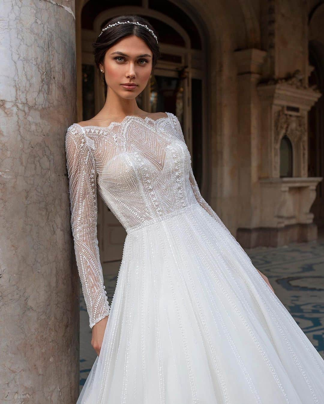 Pronoviasさんのインスタグラム写真 - (PronoviasInstagram)「An unique scalloped neckline render this exceptional wedding gown with a modern regal touch. Meet Dietrich on the link in bio. #PronoviasPrivée #Pronovias2021 #Pronovias」7月6日 0時34分 - pronovias