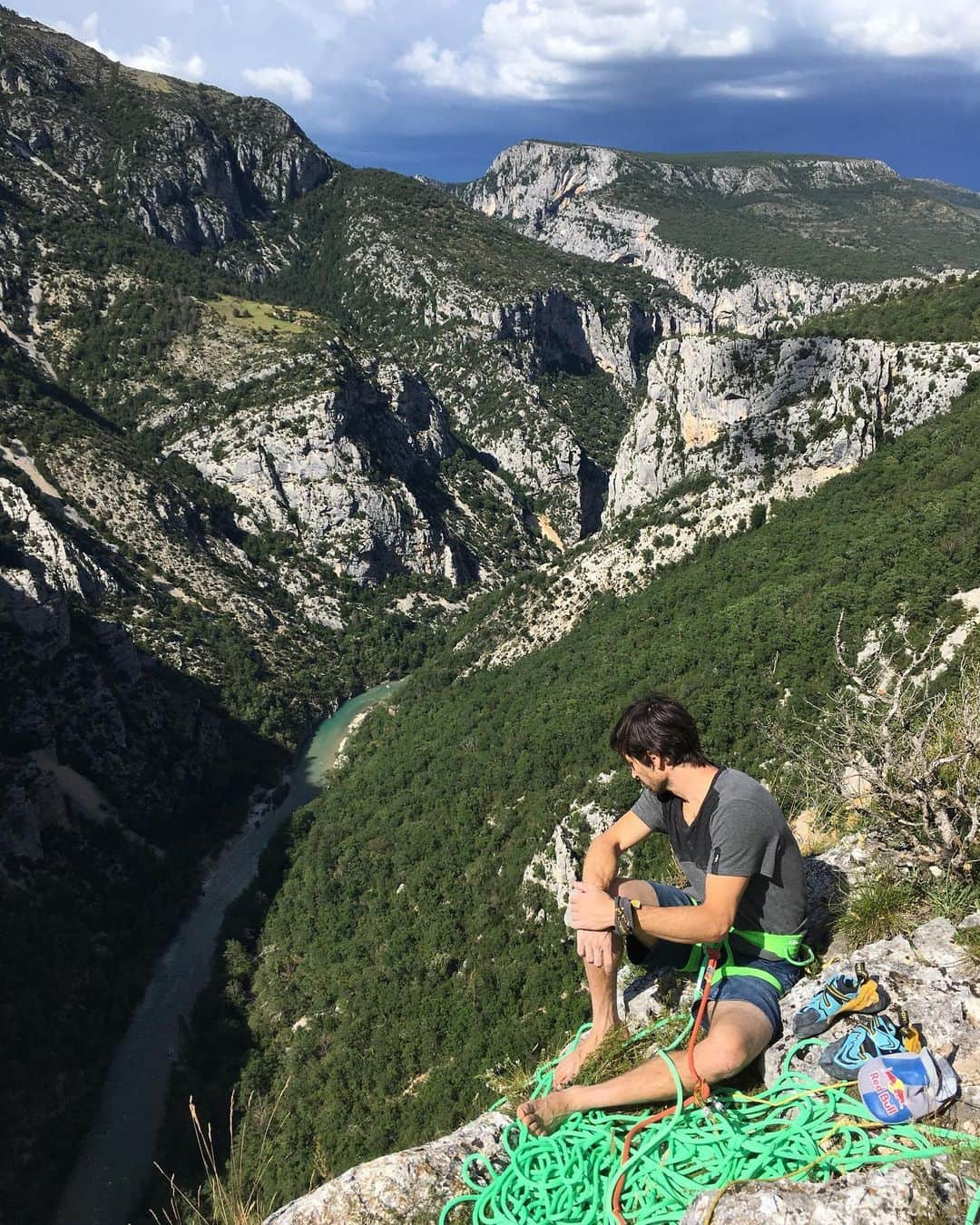 キリアン・フィッシュフーバーのインスタグラム：「The Verdon. My favourite place in 🇫🇷. Too short a trip to climb all the routes I wanted but already psyched to come back. I managed an ultra-pumped ascent of the magnificent La Ramirole (5 steep pitches up to 8b), climbed some classy ones like Hold Up Mental and spent every free minute on my bike, in a canyon or in one of the historic towns around the gorge. vive l‘ 🇪🇺」