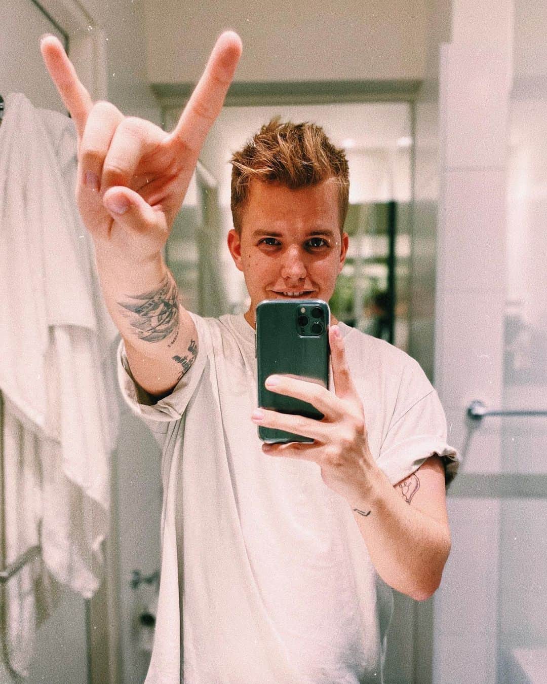 Kayefのインスタグラム：「Eine Woche nur unterwegs gewesen, Mucke gemacht und viele neue Leute kennengelernt 🤟🏻 Diese Reise geht grad erst richtig los - ich freu mich echt sehr! Seid gespannt was da in Zukunft alles kommt :) #kayef #kayefmedia #berlin #music」