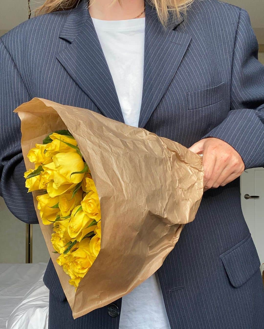 Annabel Smitさんのインスタグラム写真 - (Annabel SmitInstagram)「Happy Sunday my loves 🤍💛  I look like I’m going to a funeral but promise I’m happy lol  • • • #flowers #weekend #pfg #ootd #roses #whatiwore #fashion #inspo #creative #yellow #love #girl #model #instagood #instamood #couple #nature #whattowear #l4l #happy #designer #dior #natural #oversized #pfg #chanel #lv #vintage」7月5日 19時11分 - annabelsmitt