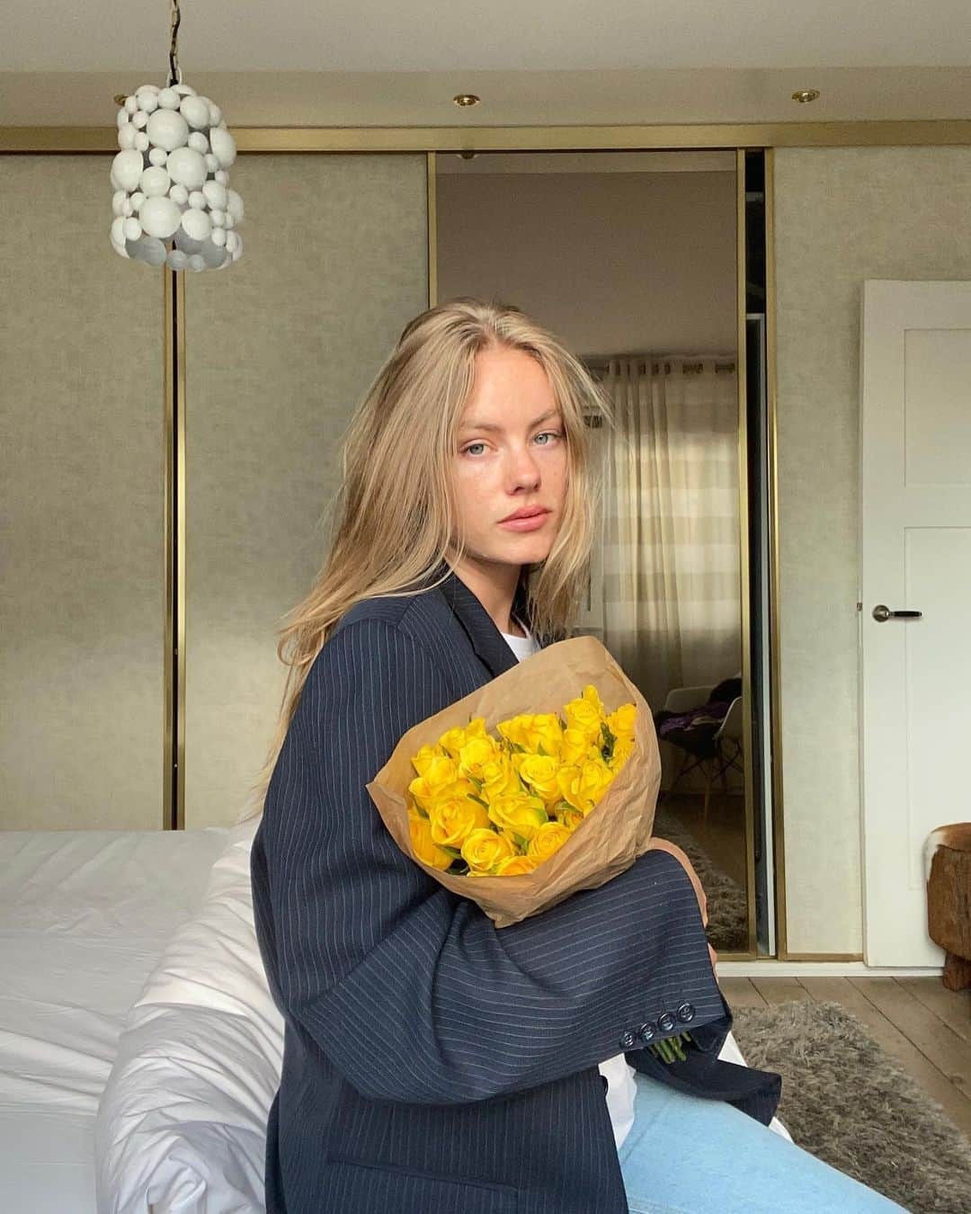 Annabel Smitさんのインスタグラム写真 - (Annabel SmitInstagram)「Happy Sunday my loves 🤍💛  I look like I’m going to a funeral but promise I’m happy lol  • • • #flowers #weekend #pfg #ootd #roses #whatiwore #fashion #inspo #creative #yellow #love #girl #model #instagood #instamood #couple #nature #whattowear #l4l #happy #designer #dior #natural #oversized #pfg #chanel #lv #vintage」7月5日 19時11分 - annabelsmitt