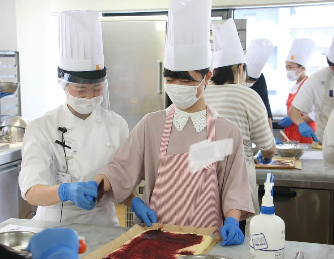 神戸製菓専門学校（公式）さんのインスタグラム写真 - (神戸製菓専門学校（公式）Instagram)「🌈7/5オープンキャンパス🌈 今日は7月最初のオープンキャンパス❗️😆 #1人1台 フルーツロールケーキを生地から作ってお持ち帰りしていただきました♪😊  生地作りのコツ、クリームを塗るコツ、フルーツを並べるコツ、ロールケーキを巻くコツ、デコレーションのコツ…などなど、たっくさんの大事なエッセンスが詰まった実習でした✨😄  今日の担当は本校の卒業生でもある藤田先生❗️とても賑やかで雰囲気の良い実習でした✨  また夏休み中もいろんなメニューでオープンキャンパスを開催します☀️😆ぜひ実際に作って体験してみて、進路を考えてみませんか？😌  来週は #マンゴータルト と #ブルーベリー食パン 😃 皆さんのご参加お待ちしております♪  #神戸製菓　#フルーツロールケーキ　#ロールケーキ　#オープンキャンパス　#神戸製菓専門学校oc #神戸製菓専門学校　#ケーキ　#手作りケーキ　#製菓　#製菓専門学校　#お菓子作り　#お菓子作り好きな人と繋がりたい #パティシエ　#パティシエカメラ部　#おうちカフェ　#カフェ　#cafe #cake #神戸　#三宮　#製菓学校　#専門学校　#pattistagram2020」7月5日 19時05分 - kobeseika_info