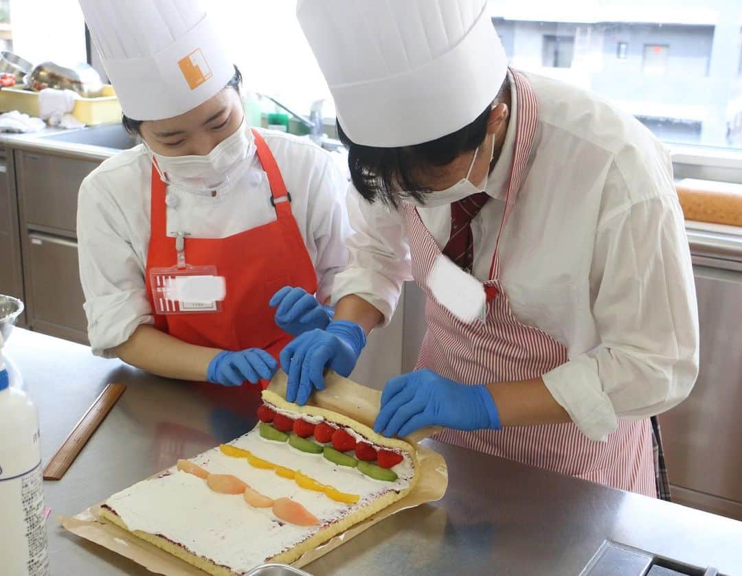 神戸製菓専門学校（公式）さんのインスタグラム写真 - (神戸製菓専門学校（公式）Instagram)「🌈7/5オープンキャンパス🌈 今日は7月最初のオープンキャンパス❗️😆 #1人1台 フルーツロールケーキを生地から作ってお持ち帰りしていただきました♪😊  生地作りのコツ、クリームを塗るコツ、フルーツを並べるコツ、ロールケーキを巻くコツ、デコレーションのコツ…などなど、たっくさんの大事なエッセンスが詰まった実習でした✨😄  今日の担当は本校の卒業生でもある藤田先生❗️とても賑やかで雰囲気の良い実習でした✨  また夏休み中もいろんなメニューでオープンキャンパスを開催します☀️😆ぜひ実際に作って体験してみて、進路を考えてみませんか？😌  来週は #マンゴータルト と #ブルーベリー食パン 😃 皆さんのご参加お待ちしております♪  #神戸製菓　#フルーツロールケーキ　#ロールケーキ　#オープンキャンパス　#神戸製菓専門学校oc #神戸製菓専門学校　#ケーキ　#手作りケーキ　#製菓　#製菓専門学校　#お菓子作り　#お菓子作り好きな人と繋がりたい #パティシエ　#パティシエカメラ部　#おうちカフェ　#カフェ　#cafe #cake #神戸　#三宮　#製菓学校　#専門学校　#pattistagram2020」7月5日 19時05分 - kobeseika_info