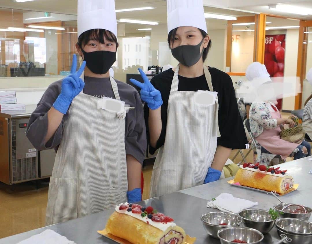 神戸製菓専門学校（公式）さんのインスタグラム写真 - (神戸製菓専門学校（公式）Instagram)「🌈7/5オープンキャンパス🌈 今日は7月最初のオープンキャンパス❗️😆 #1人1台 フルーツロールケーキを生地から作ってお持ち帰りしていただきました♪😊  生地作りのコツ、クリームを塗るコツ、フルーツを並べるコツ、ロールケーキを巻くコツ、デコレーションのコツ…などなど、たっくさんの大事なエッセンスが詰まった実習でした✨😄  今日の担当は本校の卒業生でもある藤田先生❗️とても賑やかで雰囲気の良い実習でした✨  また夏休み中もいろんなメニューでオープンキャンパスを開催します☀️😆ぜひ実際に作って体験してみて、進路を考えてみませんか？😌  来週は #マンゴータルト と #ブルーベリー食パン 😃 皆さんのご参加お待ちしております♪  #神戸製菓　#フルーツロールケーキ　#ロールケーキ　#オープンキャンパス　#神戸製菓専門学校oc #神戸製菓専門学校　#ケーキ　#手作りケーキ　#製菓　#製菓専門学校　#お菓子作り　#お菓子作り好きな人と繋がりたい #パティシエ　#パティシエカメラ部　#おうちカフェ　#カフェ　#cafe #cake #神戸　#三宮　#製菓学校　#専門学校　#pattistagram2020」7月5日 19時05分 - kobeseika_info