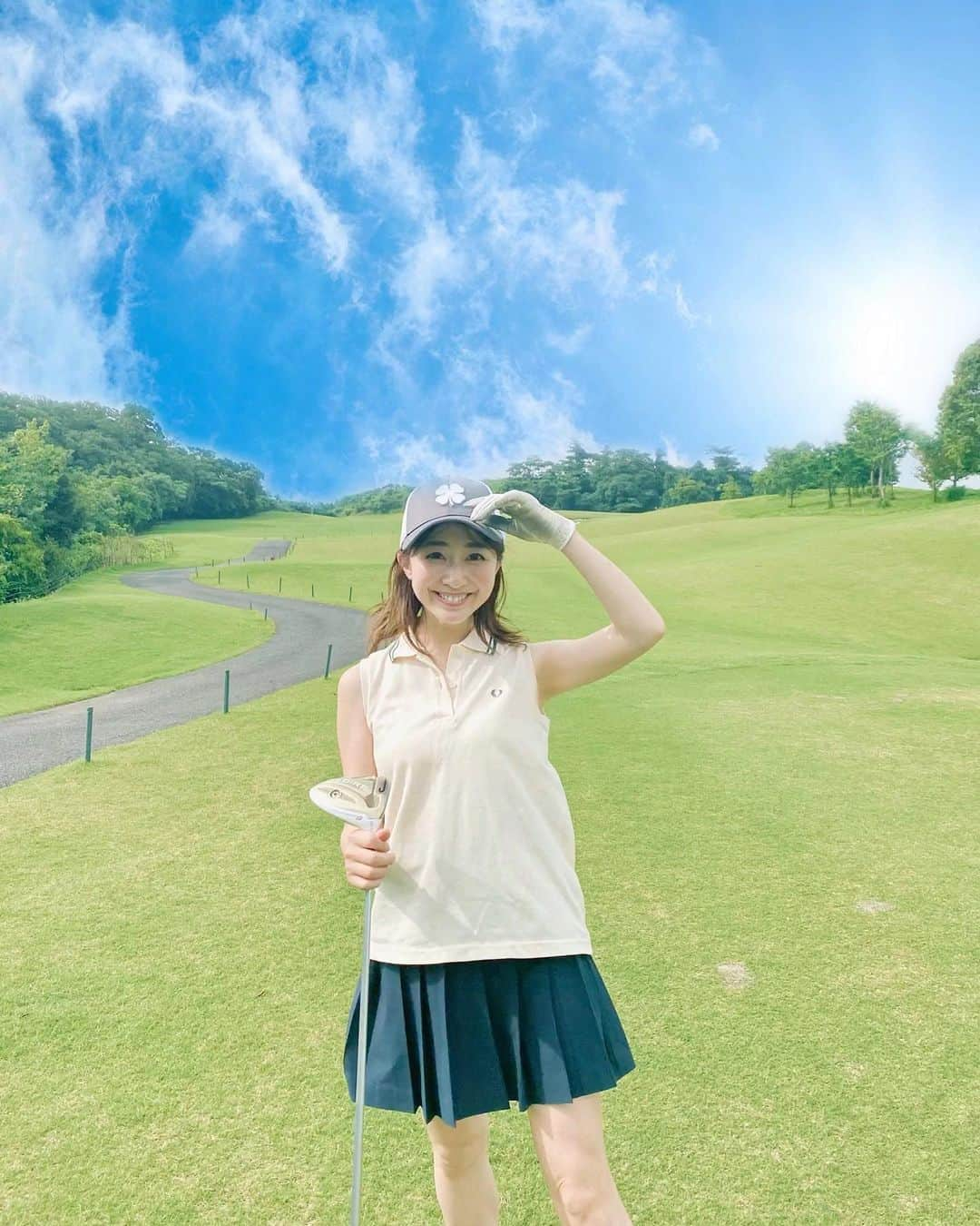 水野佐彩さんのインスタグラム写真 - (水野佐彩Instagram)「・ 先日 1年3ヶ月ぶりのゴルフへ⛳️ 前日から実家に泊まりに行き 早朝〜お昼過ぎまで私の母に娘をお願いして ゴルフに行かせてもらいました🏌🏻‍♀️ スルーで回れたので 帰宅は13時過ぎ😌 本当に楽しかった〜。 もちろん普段 全然練習も行けてないけど 意外となるようになって 🔴103🏌🏻‍♀️🏌🏻‍♀️ (何度かおまけしてもらったけど😇笑) 当たり前に下手にもなってるけど とんでもなく体力が無くなってるわー😂 昔だったら悔しくて悔しくて ムキーってなってたけど 夢にまで見たゴルフがただ楽しくて スコアとかわりと気にせずできて。 本当にありがたい時間でした。 ラウンド中 母から送られてくる娘の動画に癒されながら 楽しませてもらえました🧡💜 本当にありがとう🙇🏼‍♀️🙇🏼‍♀️ プレイ中以外はマスク必須。 食事もとらず シャワーも浴びず 絶対密にならない状況のまま帰宅😌 新しいゴルフの形かなと思います。 #ゴルフ #ゴルフ女子 #ゴルフ男子 #ゴルフ好き #ゴルフ大好き #ゴルフ初心者 #ゴルフ好きな人と繋がりたい #golf #golfwang #golfswing #golfing #golfsaaya2018 #ママゴルフ #ママゴルファー  #ゴルフママ #ブリストル #ブリストルヒルゴルフクラブ」7月5日 19時12分 - saaya_mizuno