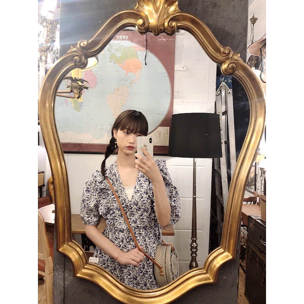 阿知波妃皇のインスタグラム：「アンティークショップ巡り🧳🥀」