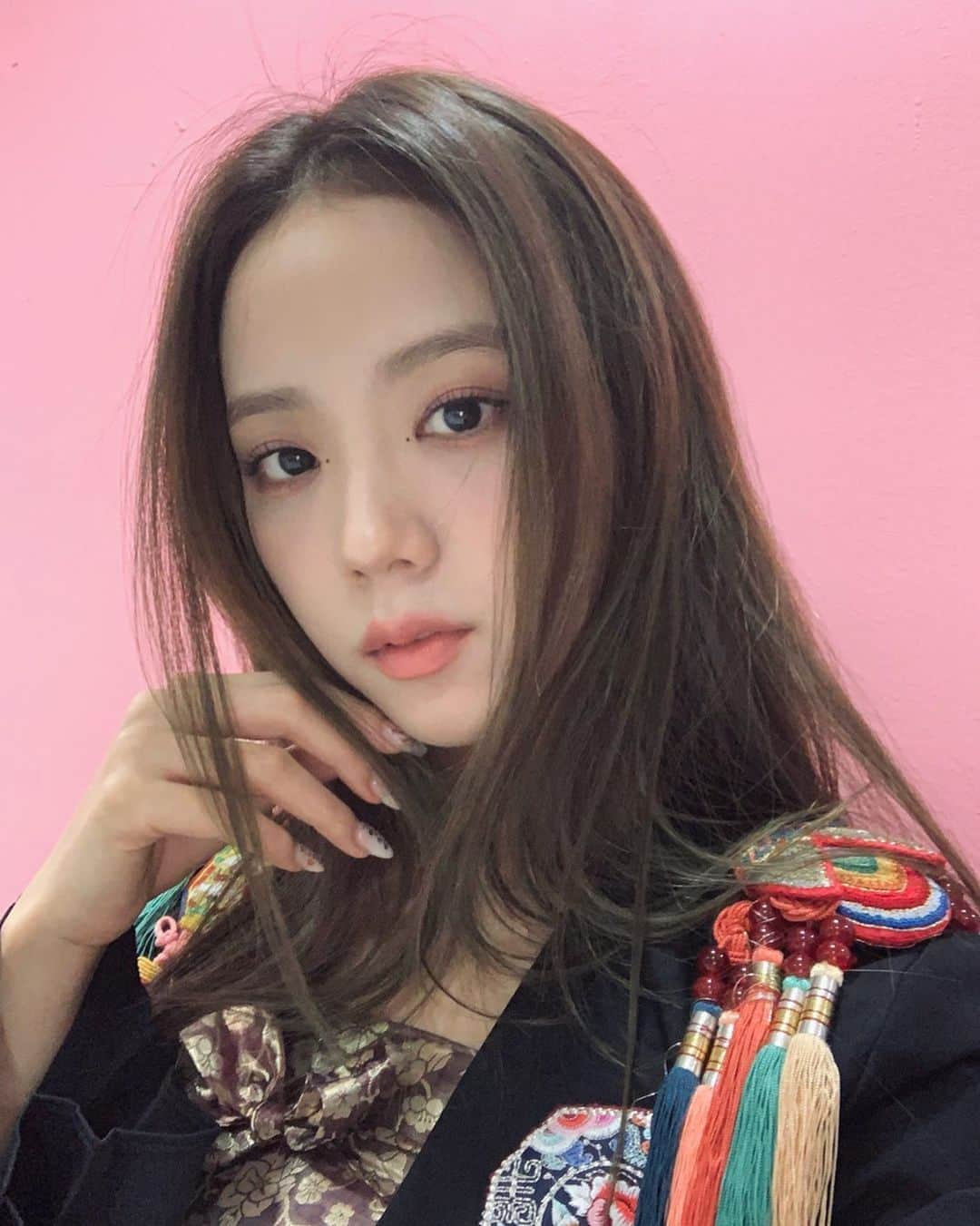 ジスさんのインスタグラム写真 - (ジスInstagram)「It’s been a while since our last comeback and I’d like to thank you all so much for the constant love and support! All thanks to you Blinks🥺🤍  I’m so happy that we get to meet you often these days and I hope to see you guys more   Love you always🖤💗」7月5日 19時14分 - sooyaaa__