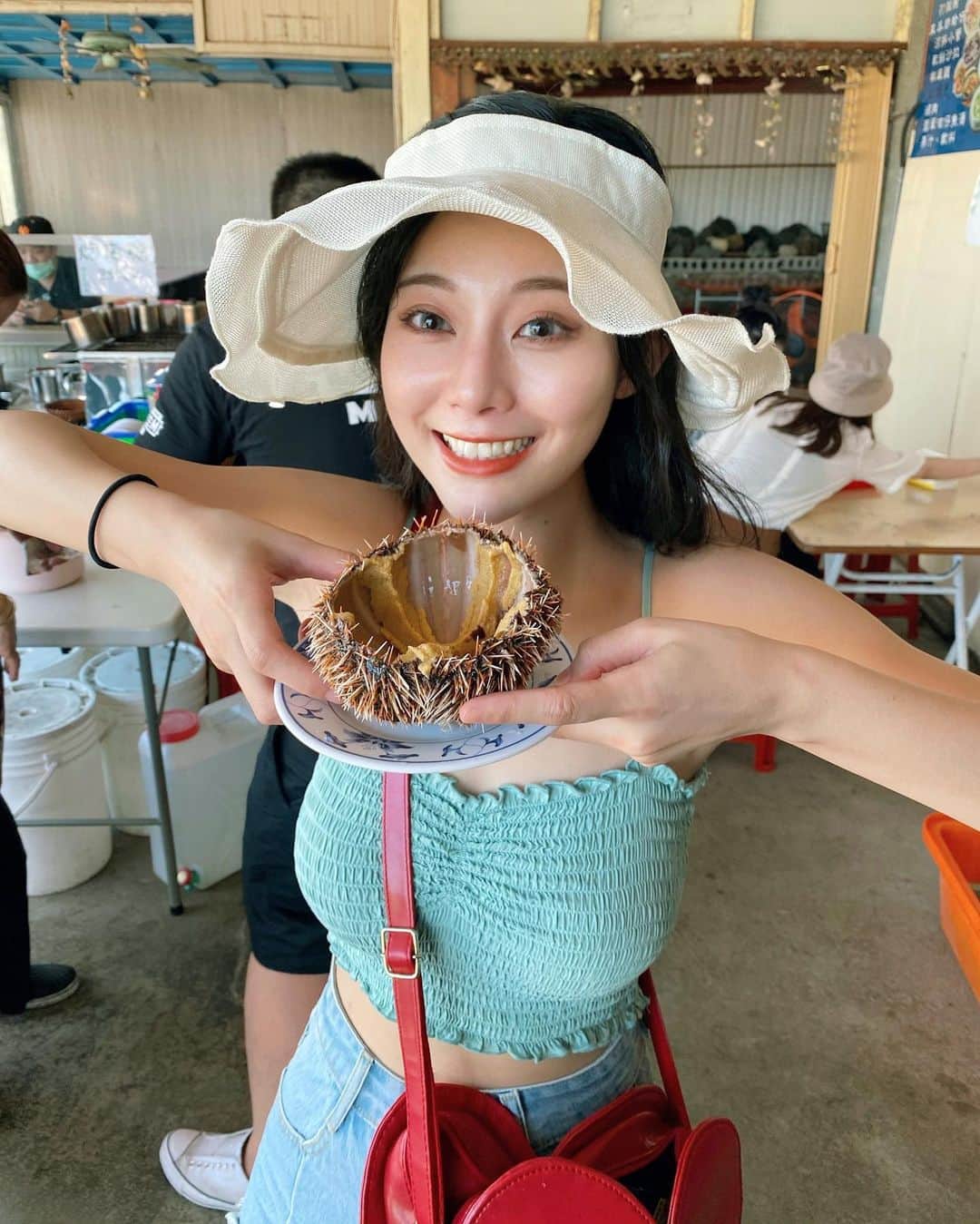 張香香のインスタグラム：「一直吵著要吃海膽海膽 選了一個最大的！😳 好幸福哦🤤🤤🤤」
