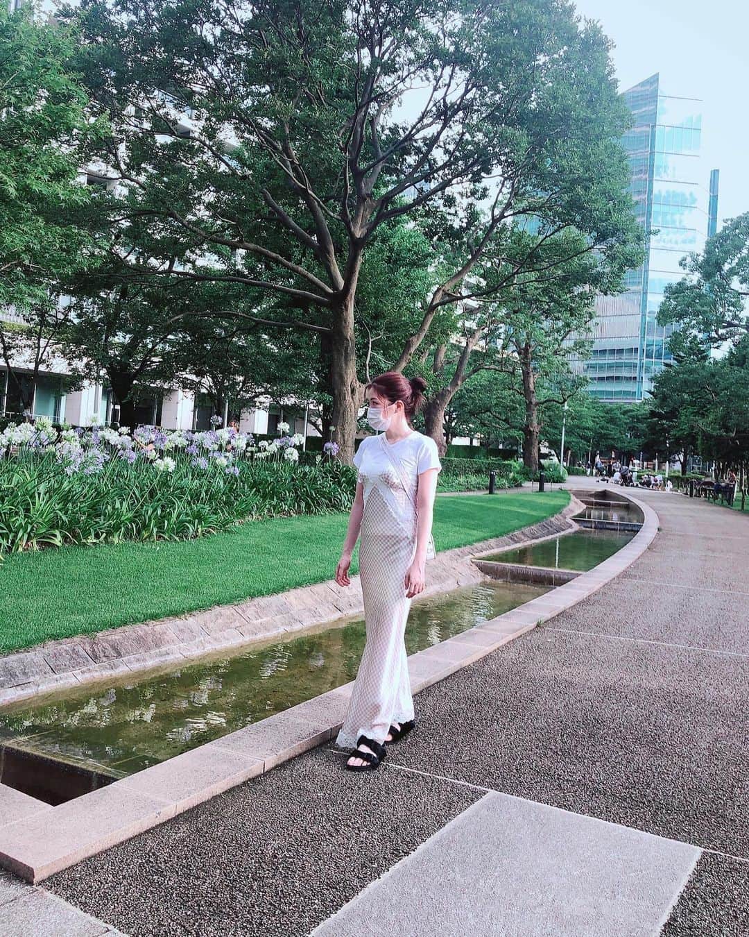 山脇道子のインスタグラム：「今日は朝からお散歩して選挙へ🎋 少し蒸し暑かったのでサラサラ 気持ちいいシルクドレスを コンパクトなTシャツに重ねました🍃  これは @privspoonsclub  オリジナルシルク生地の 製品化しなかった型サンプル (この生地のパジャマは発売中です) 次のシーズンに作りたいなぁと思いながら着ました🦩 . @privspoonsclub は今ミッドタウンB1Fで 7/15までPOP UP開催中です🍊」