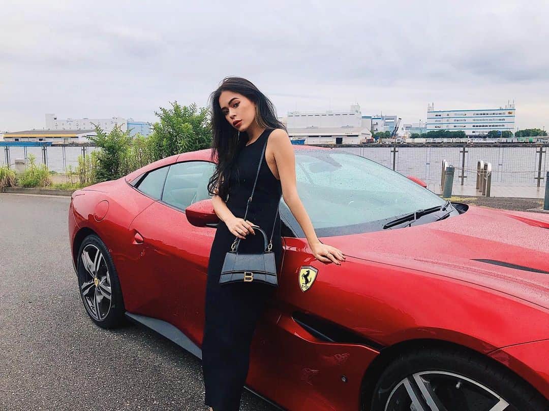 藤川ありすのインスタグラム：「__ 金曜日は @darayunya の運転で フェラーリ爆走してきたよ🚗 どお？フェラーリ似合う？笑  @ferrari @ferrarijpn」
