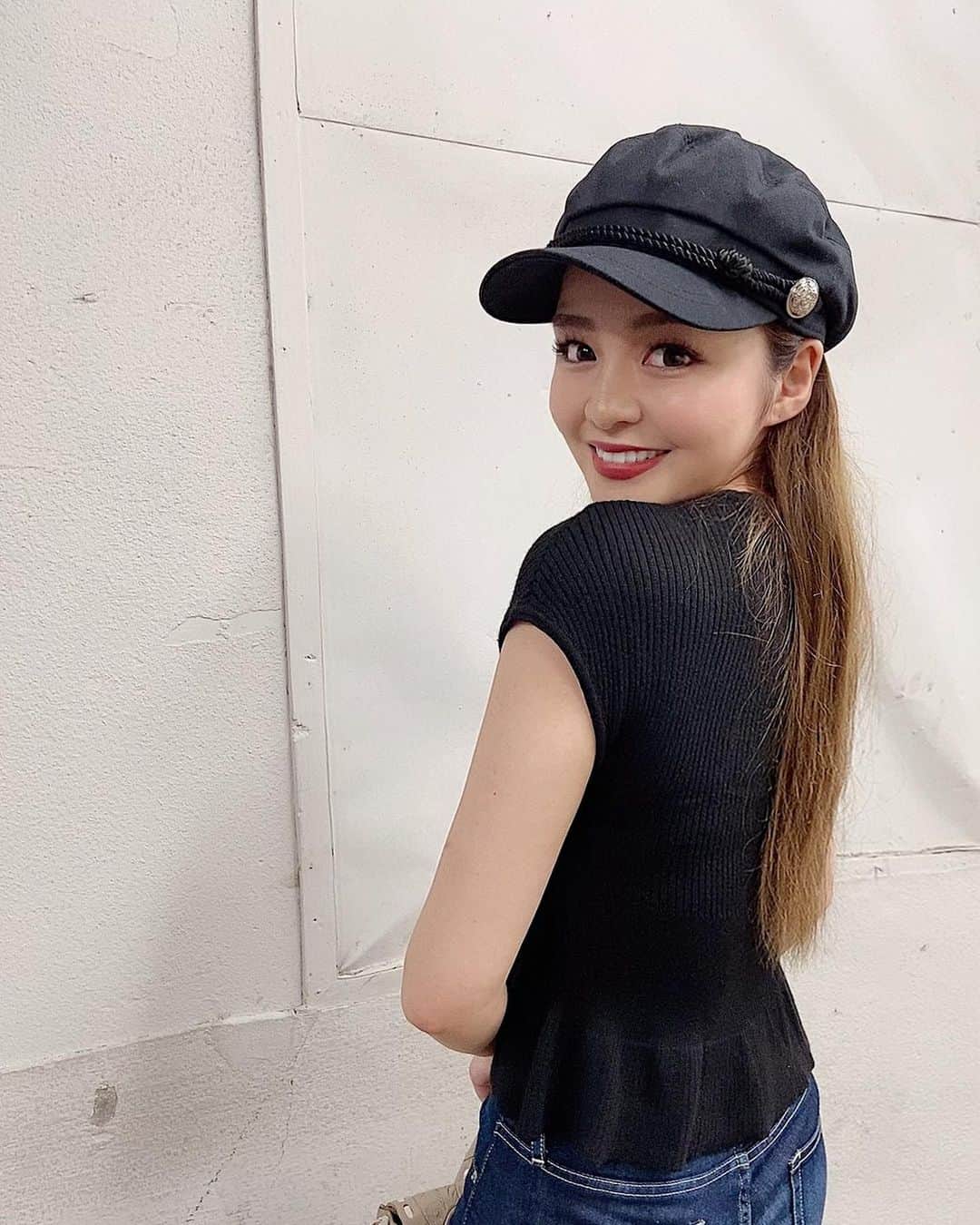 のインスタグラム：「. フレアな裾が可愛いこちらのトップスは @frees_mart 様の👗 シンプルやけどデザイン性のあるアイテム大好き❤︎ パンツでもいいし、タイトめなスカートとかでも合うよ🕊 わたしは久々にスキニー履きたくてスキニーで👖 #ootd#code#freesmart#夏コーデ#シンプルコーデ#カジュアルコーデ#コーデ」