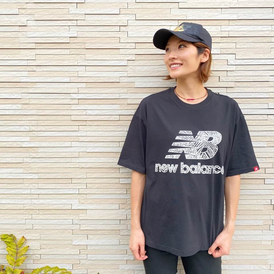 西谷綾子のインスタグラム：「✴︎ 肩はドロップショルダーで、 オーバーサイズのシルエット✨😋 ・ NBのロゴも大きくハッキリ💛 カッコ良いーー😍🎊 ・ #newbalance #tシャツ #fashion #cap #キャップ」