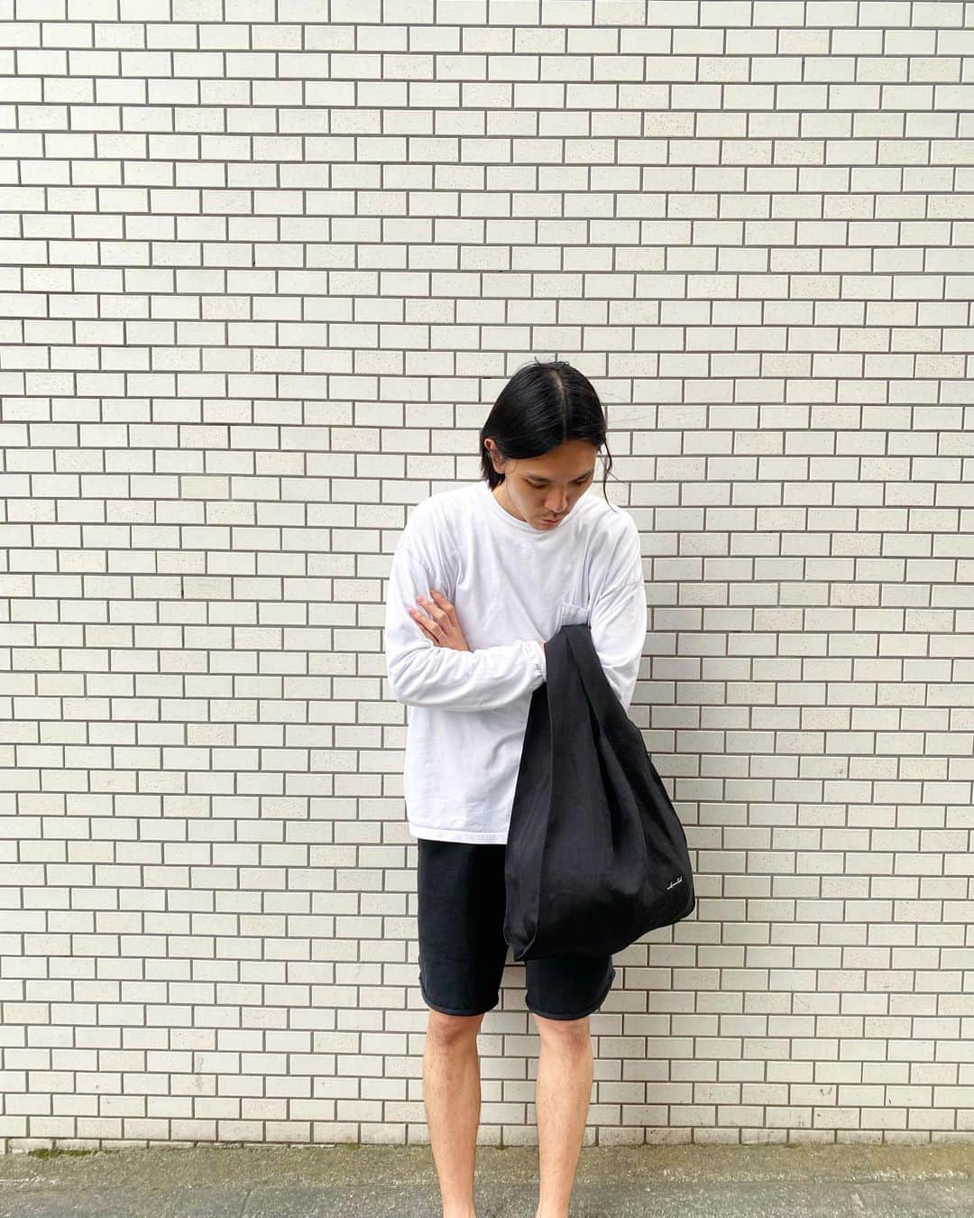 Takayuki Konoのインスタグラム：「21SSのシューティングが終わりました。 @undecorated_official の展示会は7/14から。先の見えない状況ですが、展示期間を長くするなどお客様が安心してお越し頂ける万全な配慮をいたします。 #onesummermorning の商品ご購入頂いた方ありがとうございました。 レジ袋有料化で僕もこのリネンバッグを持ち歩くようになりました。 こちらのシリーズ、バケットハットだけわずかですが残っています。」